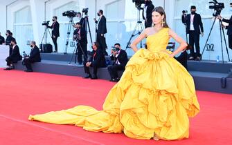 VENICE, ITALY - SEPTEMBER 01: Bianca Balti attends the red carpet of the movie "Madres Paralelas" during the 78th Venice International Film Festival on September 01, 2021 in Venice, Italy. (Photo by Daniele Venturelli/WireImage)