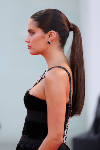 VENICE, ITALY - SEPTEMBER 01: Sara Sampaio attends the red carpet of the movie "Madres Paralelas" during the 78th Venice International Film Festival on September 01, 2021 in Venice, Italy. (Photo by Marc Piasecki/Getty Images)