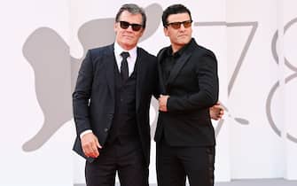 VENICE, ITALY - SEPTEMBER 03: Josh Brolin and Oscar Isaac attend the red carpet of the movie "Dune" during the 78th Venice International Film Festival on September 03, 2021 in Venice, Italy. (Photo by Daniele Venturelli/WireImage)