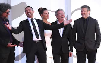 (L-R) Argentinian filmmaker Mariano Cohn,  Spanish actor Antonio Banderas, Spanish actress Penelope Cruz, Argentinian actor Oscar Martinez and Argentinian filmmaker Gaston Duprat, arrive for the premiere of 'Competencia Oficial' during the 78th annual Venice International Film Festival,in Venice, Italy, 04 September 2021. The movie is presented in Official competition 'Venezia 78'at the festival running from 01 to 11 September.  ANSA/ETTORE FERRARI
