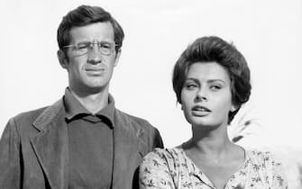 Jean-Paul Belmondo (R)  con Sophia Loren sul set del film "La Ciociara " del 1961.ANSA/GUILLAUME HORCAJUELO
