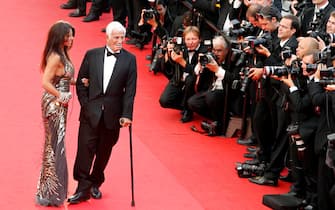 epa09451562 (FILE) - French actor Jean-Paul Belmondo (R) and his girlfriend, Barbara Gandolfi (L) arrive to a tribute ceremony during the 64th Cannes Film Festival, in Cannes, France, 17 May 2011 (reissued 06 September 2021). French actor Jean-Paul Belmondo has died aged 88 on 06 September 2021.  EPA/GUILLAUME HORCAJUELO *** Local Caption *** 02738426