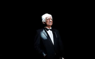 epa09451557 (FILE) - French actor Jean-Paul Belmondo is greeted during a Special Tribute during the 42nd annual Cesar awards ceremony held at the Salle Pleyel concert hall in Paris, France, 24 February 2017 (reissued 06 September 2021). French actor Jean-Paul Belmondo has died aged 88 on 06 September 2021.  EPA/IAN LANGSDON *** Local Caption *** 53349694