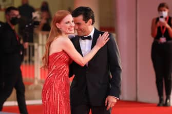 [galleria](KIKA) - VENEZIA - Jessica Chastain e Oscar Isaac regalano un red carpet ricco d&#39;intensitÃ , il comune lavoro inÂ Scenes from a marriage li ha uniti come non mai.GUARDA ANCHE:Â Venezia 78, lo specialeLaÂ serie targata Hbo Ã¨Â sullaÂ bocca di tutti da mesi, essendo laÂ rivisitazioneÂ di unÂ classicoÂ firmato in passato daÂ Ingrid Bergman, questa la sinossi ufficiale dell&#39;opera: "Scenes from a Marriage rivisita lâ  iconica rappresentazione di temi qualiÂ amore, odio, desiderio, monogamia, matrimonio e divorzio della serie originale, attraverso la prospettiva di unaÂ coppia americana dei nostri giorni".Se nellaÂ finzioneÂ la coppia rappresentata dalla Chastain eÂ Oscar IsaacÂ porta la tensione ai massimi livelli, l&#39;immagine dell&#39;arrivo al Lido dell&#39;attrice con il marito, ilÂ manager MonclerÂ Gianluca Passi, fa sognare unÂ idillio da favola.

