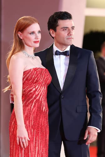 [galleria](KIKA) - VENEZIA - Jessica Chastain e Oscar Isaac regalano un red carpet ricco d&#39;intensitÃ , il comune lavoro inÂ Scenes from a marriage li ha uniti come non mai.GUARDA ANCHE:Â Venezia 78, lo specialeLaÂ serie targata Hbo Ã¨Â sullaÂ bocca di tutti da mesi, essendo laÂ rivisitazioneÂ di unÂ classicoÂ firmato in passato daÂ Ingrid Bergman, questa la sinossi ufficiale dell&#39;opera: "Scenes from a Marriage rivisita lâ  iconica rappresentazione di temi qualiÂ amore, odio, desiderio, monogamia, matrimonio e divorzio della serie originale, attraverso la prospettiva di unaÂ coppia americana dei nostri giorni".Se nellaÂ finzioneÂ la coppia rappresentata dalla Chastain eÂ Oscar IsaacÂ porta la tensione ai massimi livelli, l&#39;immagine dell&#39;arrivo al Lido dell&#39;attrice con il marito, ilÂ manager MonclerÂ Gianluca Passi, fa sognare unÂ idillio da favola.

