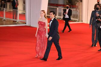 [galleria](KIKA) - VENEZIA - Jessica Chastain e Oscar Isaac regalano un red carpet ricco d&#39;intensitÃ , il comune lavoro inÂ Scenes from a marriage li ha uniti come non mai.GUARDA ANCHE:Â Venezia 78, lo specialeLaÂ serie targata Hbo Ã¨Â sullaÂ bocca di tutti da mesi, essendo laÂ rivisitazioneÂ di unÂ classicoÂ firmato in passato daÂ Ingrid Bergman, questa la sinossi ufficiale dell&#39;opera: "Scenes from a Marriage rivisita lâ  iconica rappresentazione di temi qualiÂ amore, odio, desiderio, monogamia, matrimonio e divorzio della serie originale, attraverso la prospettiva di unaÂ coppia americana dei nostri giorni".Se nellaÂ finzioneÂ la coppia rappresentata dalla Chastain eÂ Oscar IsaacÂ porta la tensione ai massimi livelli, l&#39;immagine dell&#39;arrivo al Lido dell&#39;attrice con il marito, ilÂ manager MonclerÂ Gianluca Passi, fa sognare unÂ idillio da favola.

