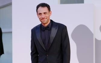 1339310687 VENICE, ITALY - SEPTEMBER 09: Elio Germano attends the red carpet of the movie "America Latina" during the 78th Venice International Film Festival on September 09, 2021 in Venice, Italy. (Photo by Vittorio Zunino Celotto/Getty Images)