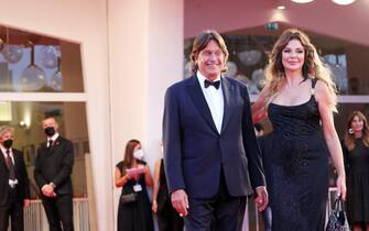 1339504112 VENICE, ITALY - SEPTEMBER 10: Cristiano De André and Alba Parietti attend the red carpet of the movie "Deandré#Deandré Storia Di Un Impiegato" during the 78th Venice International Film Festival on September 10, 2021 in Venice, Italy. (Photo by Vittorio Zunino Celotto/Getty Images)