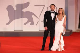 (KIKA) - VENICE -Â VENEZIA 78: Jennifer Lopez and Ben Affleck kiss on the red carpet of The Last Duel

