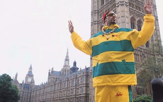 ©Universal Pictures International 2001/SUPPLIED BY ALPHA 070000
ALI G (SACHA BARON COHEN) outside the Houses of Parliament, London
-"Ali G Inda House" Film