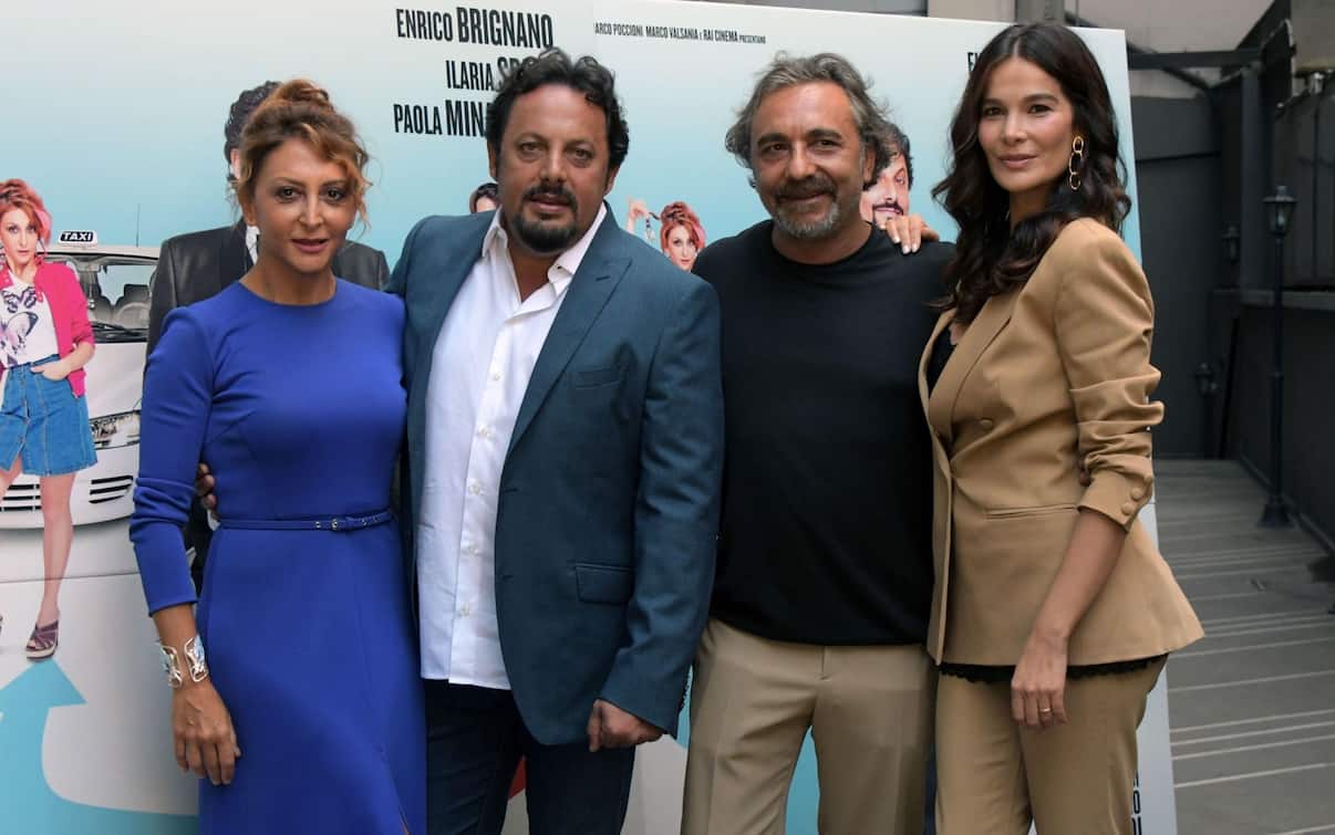 cast di una commedia pericolosa