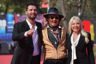US actor Johnny Depp poses with Italian Canadian producer Andrea Iervolino (L) and Italian producer Monika Bacardi as they arrive on October 17, 2021 at the Parco della Musica venue for the 19th edition of "Alice nella citta", an autonomous and parallel section of the 16th Rome Film Festival, where he presents the animated TV mini series "Puffins", in which he acts as voice talent. (Photo by Tiziana FABI / AFP) (Photo by TIZIANA FABI/AFP via Getty Images)