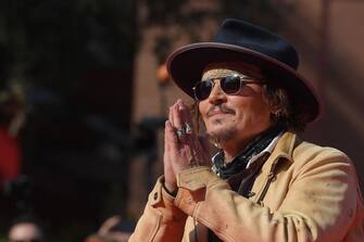 US actor Johnny Depp acknowledges the public as he arrives on October 17, 2021 at the Parco della Musica venue for the 19th edition of "Alice nella citta", an autonomous and parallel section of the 16th Rome Film Festival, where Depp presents the animated TV mini series "Puffins", in which he acts as voice talent. (Photo by Tiziana FABI / AFP) (Photo by TIZIANA FABI/AFP via Getty Images)