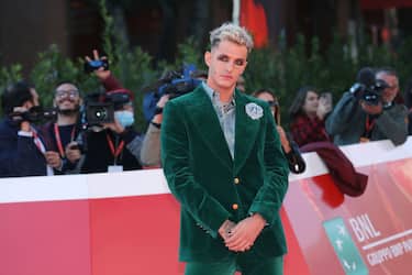 ROME, ITALY - OCTOBER 19: Achille Lauro attends the red carpet of the movie "Anni Da Cane" during the 19th Alice Nella CittÃ  2021 at  on October 19, 2021 in Rome, Italy. (Photo by Elisabetta Villa/Getty Images)