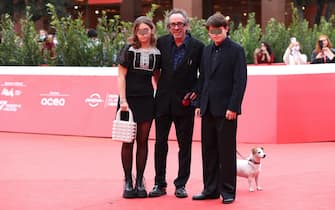 ROME, ITALY - OCTOBER 23: (L-R) Nell Burton, Tim Burton and Billy-Ray Burton attend the Tim Burton Close Encounter red carpet during the 16th Rome Film Fest 2021 on October 23, 2021 in Rome, Italy. (Photo by Vittorio Zunino Celotto/Getty Images for RFF)
