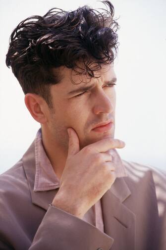 956638952 Portrait de Rupert Everett lors du Festival de Cannes en mai 1987, France. (Photo by GARCIA/URLI/Gamma-Rapho via Getty Images)