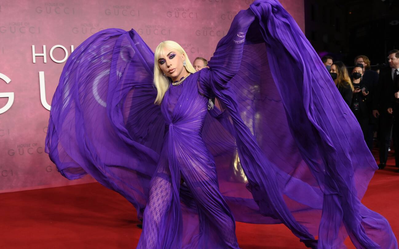 House Of Gucci, Lady Gaga alla premiere del film con un vestito viola