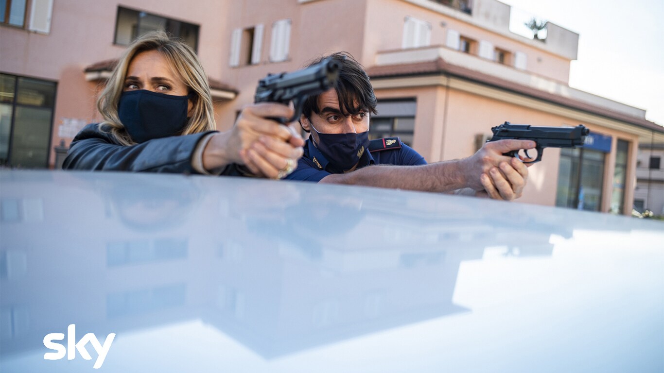 Lucia Mascino e Guglielmo Favilla in I Delitti del BarLume