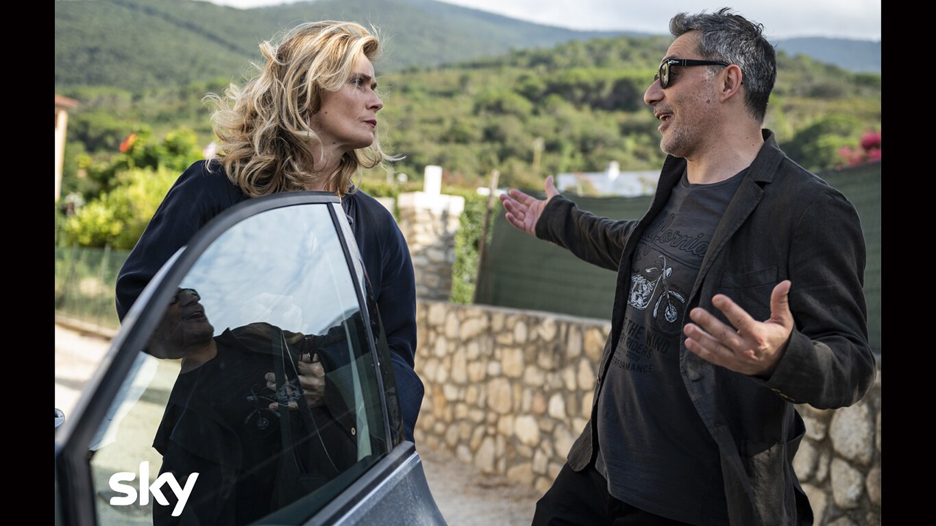 Lucia Mascino e Filippo Timi in I Delitti Del Barlume 9