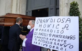 LÕarrivo del feretro dellÕattrice Monica Vitti per i funerali presso la Chiesa degli Artisti. Roma, 5 febbraio 2022. ANSA/CLAUDIO PERI