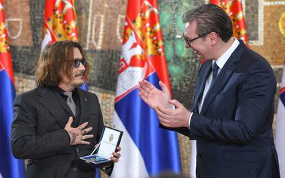 Johnny Depp riceve medaglia d'onore dal controverso presidente serbo