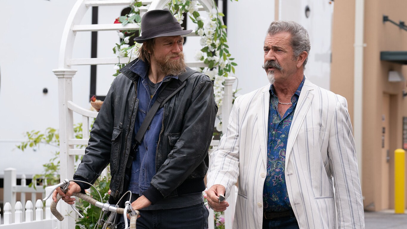Charlie Humman e Mel Gibson in una scena di Omicidio a Los Angeles