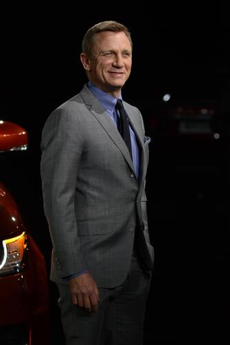 (KIKA) - NEW YORK - La Land Rover ha scelto il Salone di New York e un testimonial d'eccezione come Daniel Craig per presentare la nuova Range Rover Sport. Anche se, a onor del vero, Craig, in occasione del suo 45esimo compleanno lo scorso 2 marzo, ha preferito regalarsi una Aston Martin, la macchina preferita da James Bond, l'agente segreto interpretato dall'attore in ben tre film. L'uomo giudicato il piu' elegante del 2012 ha preso parte a uno spot creato apposta per il lancio del veicolo dove interpreta un autista che guida la macchina per le strade di New York fino a giungere al salone dove verra' presentata. Tra gli ospiti erano presenti un baffuto e quasi irriconoscibile Simon Le Bon con la moglie Yasmin, e Jade Jagger, figlia di Mick e Bianca Jagger.

