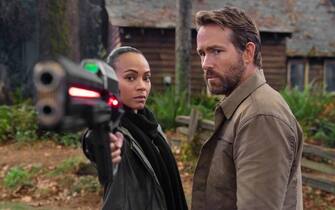 USA. Zoe Saldana and Ryan Reynolds  in the (C)Netflix new film: The Adam Project  (2022).
 Plot: A time-traveling pilot teams up with his younger self and his late father to come to terms with his past while saving the future.
Ref:  LMK106-J7842-030222
Supplied by LMKMEDIA. Editorial Only.
Landmark Media is not the copyright owner of these Film or TV stills but provides a service only for recognised Media outlets. pictures@lmkmedia.com