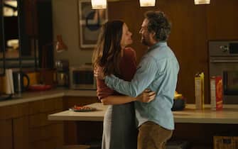 The Adam Project (L to R) Jennifer Garner as Ellie and Mark Ruffalo as Louis Reed. Cr. Doane Gregory/Netflix © 2022