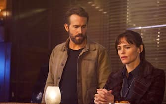 USA. Jennifer Garner and Ryan Reynolds  in the (C)Netflix new film: The Adam Project  (2022).
 Plot: A time-traveling pilot teams up with his younger self and his late father to come to terms with his past while saving the future.
Ref:  LMK106-J7842-030222
Supplied by LMKMEDIA. Editorial Only.
Landmark Media is not the copyright owner of these Film or TV stills but provides a service only for recognised Media outlets. pictures@lmkmedia.com