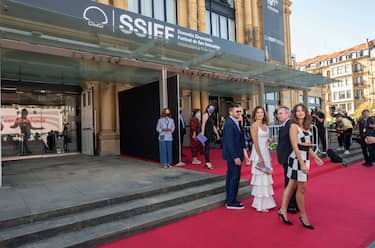 MADRID, SPAIN - SEPTEMBER 17: (L-R) Actors Antonio Banderas, Penelope Cruz, Oscar Martinez and Irene Escolar arrive at the photocall for the film 'Official Competition' at the San Sebastian Film Festival 2021 at the Kursaal on September 17, 2021 in San Sebastian, Basque Country, Spain. The film tells the story of an 80-year-old billionaire businessman who decides to make a film to leave his mark and to do so hires a maverick director and two actors with great talent but even bigger egos. The clash of these characters causes comic and surreal scenes. From today until next Saturday 25th September, San Sebastian dresses up to host the 69th edition of the most famous Spanish film festival. Although this 2021 is also marked by the coronavirus, which is why the capacity of the cinemas is limited and there is no public presence on the red carpets, this edition will feature 33 films and 28 screenings more than in 2020, when the pandemic broke out. (Photo By Alberto Ortega/Europa Press via Getty Images)