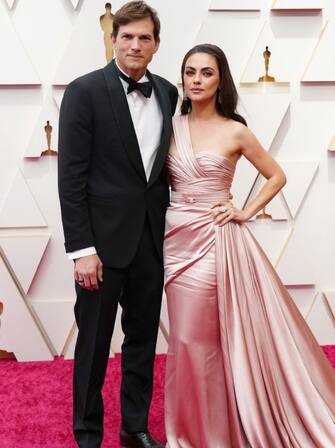 HOLLYWOOD, CALIFORNIA - MARCH 27: (L-R) Ashton Kutcher and Mila Kunis attend the 94th Annual Academy Awards at Hollywood and Highland on March 27, 2022 in Hollywood, California. (Photo by Jeff Kravitz/FilmMagic)