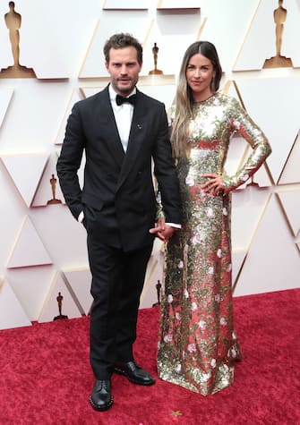 HOLLYWOOD, CALIFORNIA - MARCH 27: (L-R) Jamie Dornan and Amelia Warner attend the 94th Annual Academy Awards at Hollywood and Highland on March 27, 2022 in Hollywood, California. (Photo by David Livingston/Getty Images)