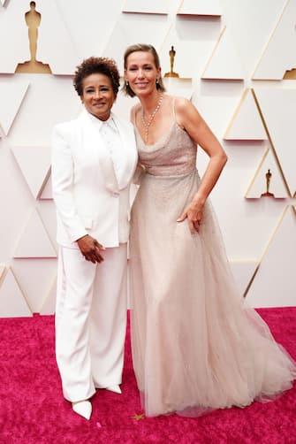 HOLLYWOOD, CALIFORNIA - MARCH 27: (L-R) Wanda Sykes and Alex Sykes attend the 94th Annual Academy Awards at Hollywood and Highland on March 27, 2022 in Hollywood, California. (Photo by Jeff Kravitz/FilmMagic)