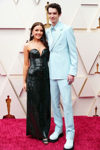 HOLLYWOOD, CALIFORNIA - MARCH 27: (L-R) Rebecca Phillipou and Kodi Smit-McPhee attend the 94th Annual Academy Awards at Hollywood and Highland on March 27, 2022 in Hollywood, California. (Photo by Jeff Kravitz/FilmMagic)