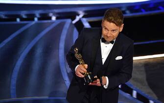 British filmmaker Kenneth Branagh accepts the award for Best Original Screenplay for "Belfast" onstage during the 94th Oscars at the Dolby Theatre in Hollywood, California on March 27, 2022. (Photo by Robyn Beck / AFP) (Photo by ROBYN BECK/AFP via Getty Images)