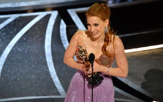 US actress Jessica Chastain accepts the award for Best Actress in a Leading Role for her performance in "The Eyes of Tammy Faye" onstage during the 94th Oscars at the Dolby Theatre in Hollywood, California on March 27, 2022. (Photo by Robyn Beck / AFP) (Photo by ROBYN BECK/AFP via Getty Images)
