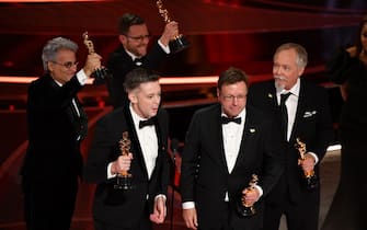 "Dune" sound team Mac Ruth, Mark Mangini, Theo Green (2nd R), Doug Hemphill (R) and Ron Bartlett (C) accept the award for Best Sound onstage during the 94th Oscars at the Dolby Theatre in Hollywood, California on March 27, 2022. (Photo by Robyn Beck / AFP) (Photo by ROBYN BECK/AFP via Getty Images)
