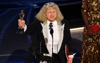 British costume designer Jenny Beavan (L) accepts the award for Best Costume Design for "Cruella" onstage during the 94th Oscars at the Dolby Theatre in Hollywood, California on March 27, 2022. (Photo by Robyn Beck / AFP) (Photo by ROBYN BECK/AFP via Getty Images)