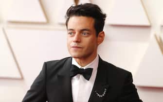 epa09853864 Rami Malek arrives for the 94th annual Academy Awards ceremony at the Dolby Theatre in Hollywood, Los Angeles, California, USA, 27 March 2022. The Oscars are presented for outstanding individual or collective efforts in filmmaking in 24 categories.  EPA/DAVID SWANSON