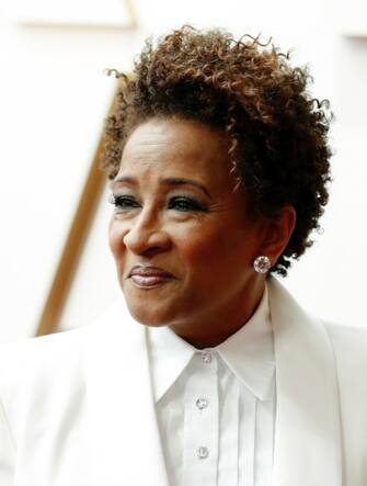 epa09853841 US actress and comedian Wanda Sykes arrives for the 94th annual Academy Awards ceremony at the Dolby Theatre in Hollywood, Los Angeles, California, USA, 27 March 2022. The Oscars are presented for outstanding individual or collective efforts in filmmaking in 24 categories.  EPA/DAVID SWANSON