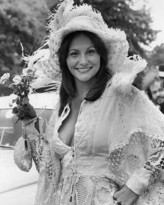 19th June 1974:  Erotic actress Linda Lovelace (1949 - 2002) is a picture of old-fashioned charm in lace and roses at Ascot.  (Photo by Central Press/Getty Images)