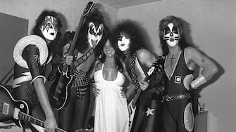 UNITED STATES - JANUARY 01: NASSAU COLISEUM Photo of Ace FREHLEY and Peter CRISS and Paul STANLEY and Linda LOVELACE and KISS and Gene SIMMONS, with Linda Lovelace - LR: Ace Frehley, Gene Simmons, Linda Lovelace, Paul Stanley, Peter Criss - posed, group shot - backstage (Photo by Fin Costello / Redferns)