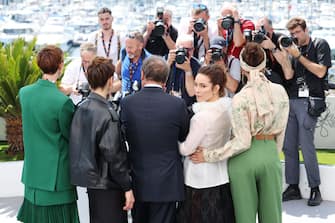 CANNES, FRANCE - MAY 17: Rebecca Hall, Jasmine Trinca, Vincent Lindon, Noomi Rapace and Deepika Padukone attend the photocall for the Jury during the 75th annual Cannes film festival at Palais des Festivals on May 17, 2022 in Cannes, France. (Photo by Daniele Venturelli/WireImage)