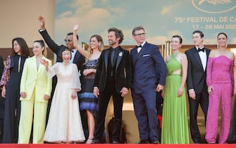 CANNES, FRANCE - MAY 17: (L-R) Guest, Luana Bajrami, guest, Lyes Salem, Matilda Anna Ingrid Lutz, Romain Duris, Michel Hazanavicius, Simone Hazanavicius, Finnegan Oldfield and Bérénice Bejo attend  attends the screening of "Final Cut (Coupez!)" and opening ceremony red carpet for the 75th annual Cannes film festival at Palais des Festivals on May 17, 2022 in Cannes, France. (Photo by Dominique Charriau/WireImage)
