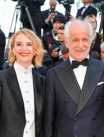 CANNES, FRANCE - MAY 17: Manuela Lamanna and Toni Servillo attend  the screening of "Final Cut (Coupez!)" and opening ceremony red carpet for the 75th annual Cannes film festival at Palais des Festivals on May 17, 2022 in Cannes, France. (Photo by Dominique Charriau/WireImage)