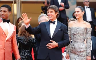 epa09955827 US actor Tom Cruise (C) and Jennifer Connelly arrive for the screening of 'Top Gun: Maverick' during the 75th annual Cannes Film Festival, in Cannes, France, 18 May 2022. The movie is presented out of competition of the festival which runs from 17 to 28 May.  EPA/SEBASTIEN NOGIER