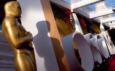 An Oscar statue is seen along the red carpet outside the Dolby Theater in Los Angeles, California, on March 26, 2022, one day before the 94th Academy Awards. (Photo by Stefani Reynolds / AFP) (Photo by STEFANI REYNOLDS/AFP via Getty Images)