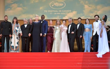 CANNES, FRANCE - MAY 20: Nicolas Mouawad, Margaret Sixel, Director George Miller, Doug Mitchell, Tilda Swinton, Idris Elba, Augusta Gore, Zerrin Tekindor, Ece Yüksel, guest, Ogulcan Arman Uslu, Burcu Golgedar, Erdil Yasaroglu and Sabrina Elba attend the screening of "Three Thousand Years Of Longing (Trois Mille Ans A T'Attendre)" during the 75th annual Cannes film festival at Palais des Festivals on May 20, 2022 in Cannes, France. (Photo by Dominique Charriau/WireImage)