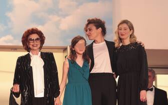CANNES, FRANCE - MAY 21: (4th left)Giovanna Ralli, (6th left) Jasmine Trinca, (7th left) Alba Rohrwacher and guests attend the screening of "R.M.N" during the 75th annual Cannes film festival at Palais des Festivals on May 21, 2022 in Cannes, France. (Photo by John Phillips/Getty Images)